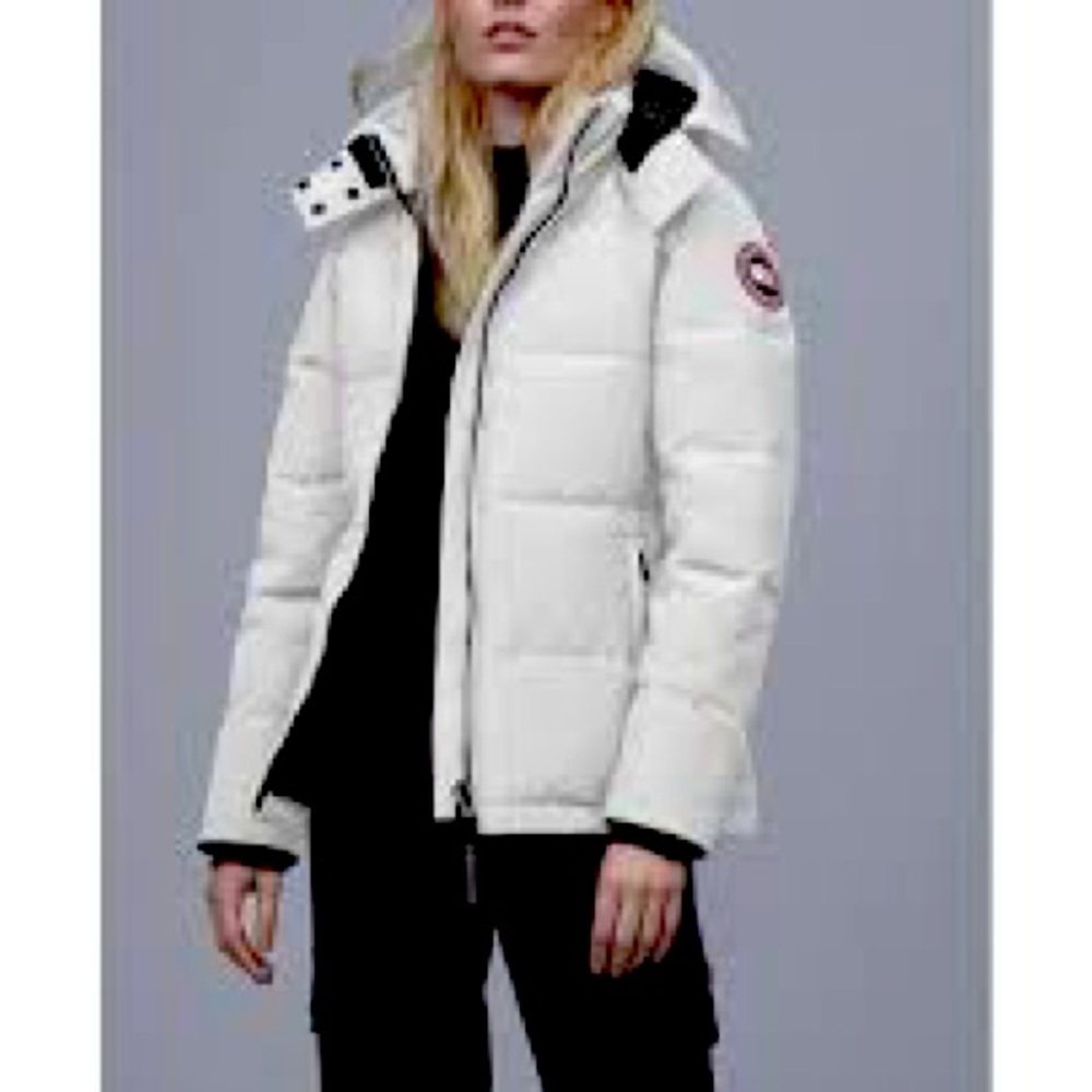 Authentic NWT Canada Goose Chelsea Parka. ( No Fur Version).